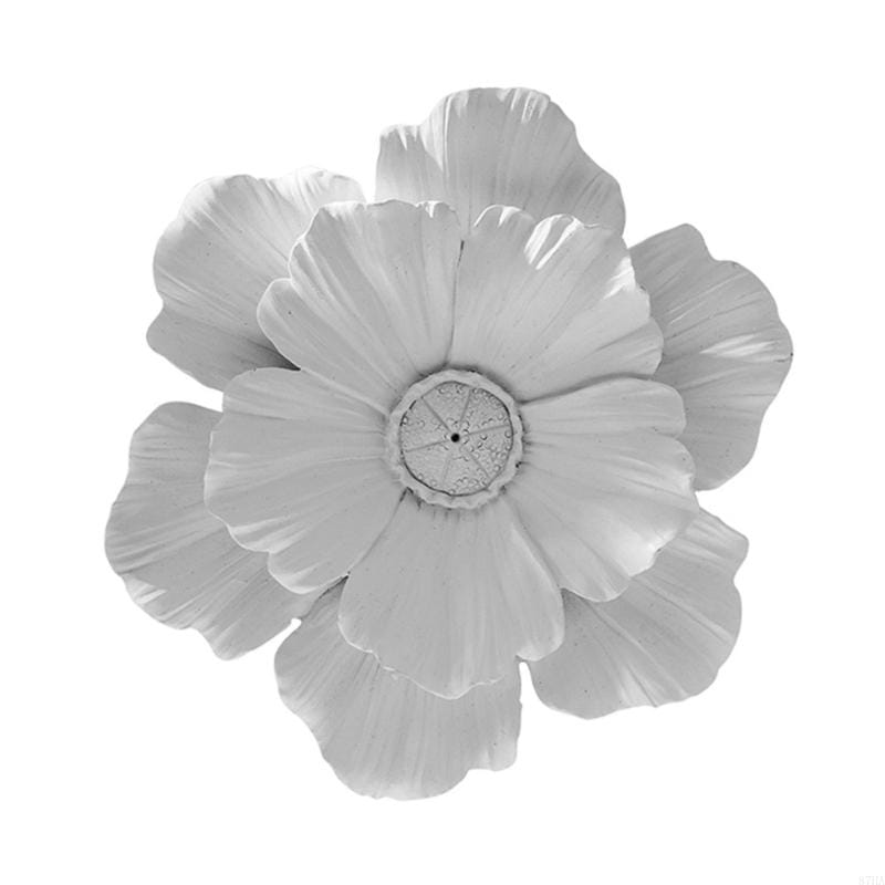 Décoration murale florale en métal blanc, avec accent floral en résine 3D, pétales superposés et centre en relief détaillé des pétales, pour une présentation murale élégante.