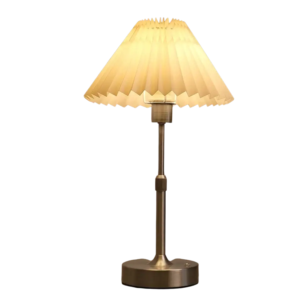Ein warmtoniger, plissierter Lampenschirm sitzt auf einer schlanken, metallischen Touch-Tischlampe mit verstellbarem Höhenmechanismus und sichtbarer kreisförmiger Basis, von vorn sichtbar.