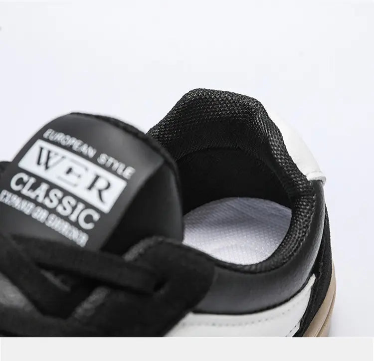 Sneakers décontractées pour hommes, chaussures de marche légères, avec un design classique noir et blanc, dessus en maille texturée, lacets noirs et semelle extérieure en caoutchouc beige.