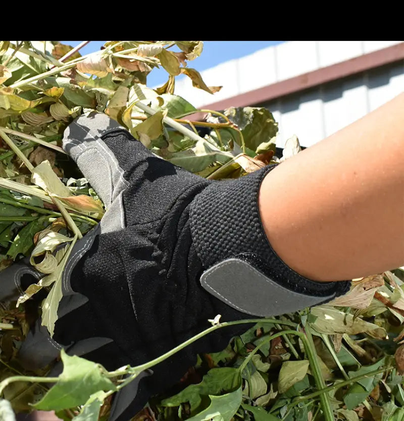 Gant de travail en cuir de vache noir, avec renforts gris sur la paume et le poignet, conçu pour la durabilité lors du jardinage et des tâches en extérieur.