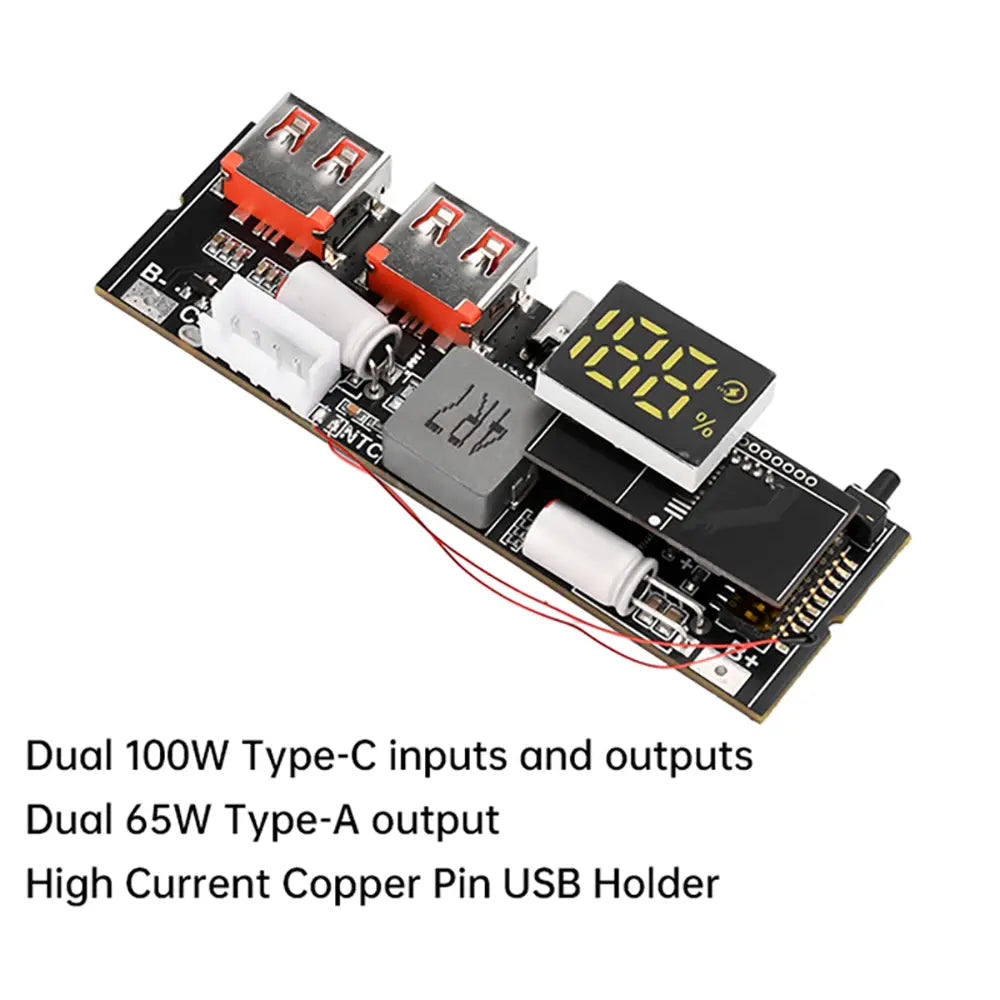 Module de carte de circuit imprimé de batterie externe noir, avec deux ports type-C, des condensateurs cylindriques blancs et un affichage numérique indiquant 100 pour cent de charge pour une utilisation de charge rapide 100 W.