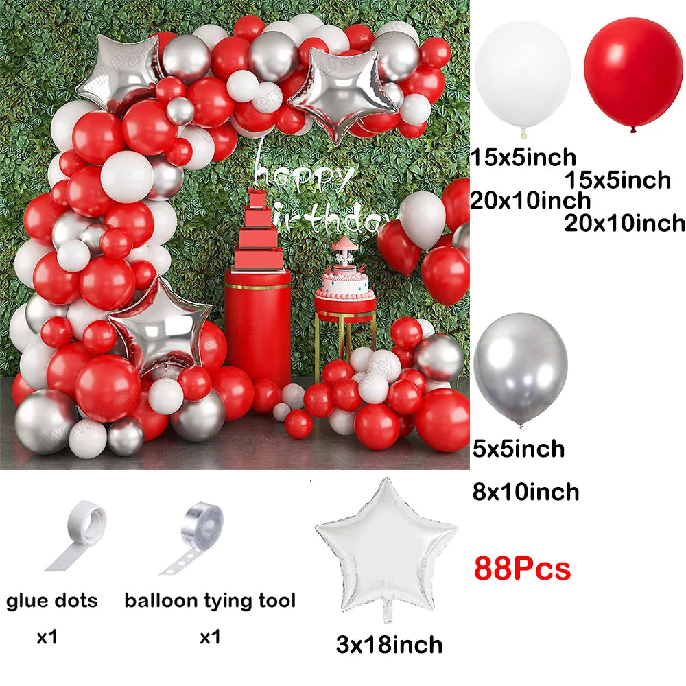 Rotes-schwarzes Ballon-Girlandenbogen-Set mit roten, weißen und silbernen Latexballons sowie Stern-förmigen Folienballons für die Partydekoration.
