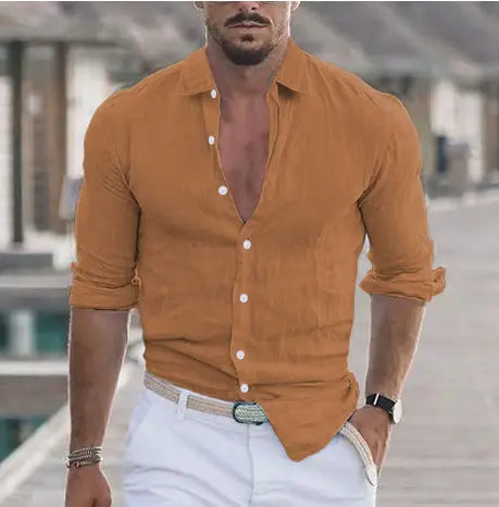 un hombre que lleva una camisa de algodón de hombre para verano en la playa de color óxido, de botonadura sencilla, con mangas arremangadas, para estilo de verano en la playa