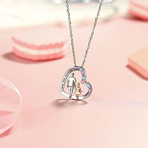 Vater-Tochter-Herz-Halskette als Gedenkschmuck mit einem zarten silbernen herzförmigen Anhänger, der „I love you forever“ eingraviert trägt, sowie einer Eltern-Kind-Silhouette, umgeben von funkelnden, regenbogenfarbenen Steinen.