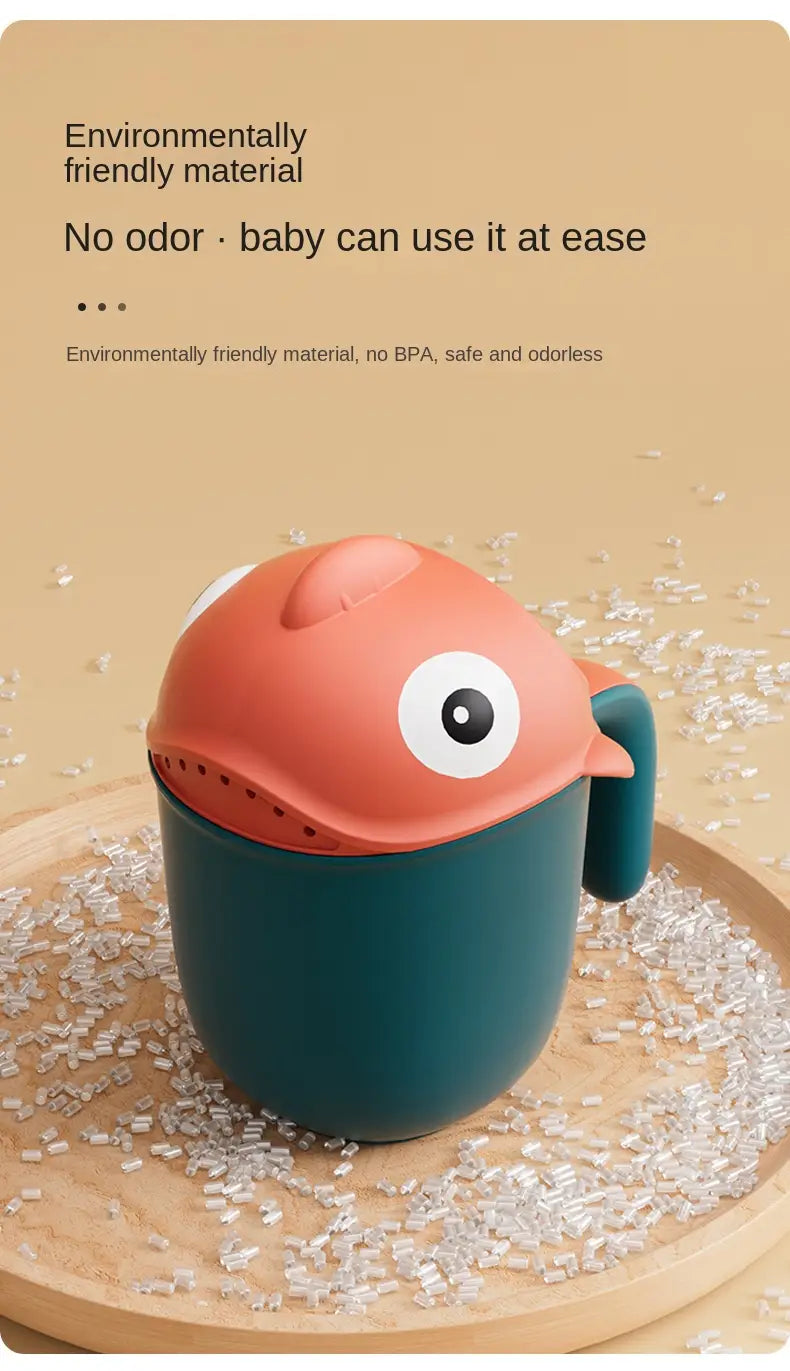Atractiva taza de enjuague para baño de bebé con forma de pez en color coral y turquesa, con un diseño suave y redondeado y una función de cabezal de ducha para facilitar el enjuague del bebé.