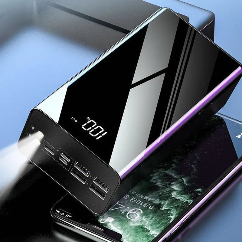 Schwarze glänzende Powerbank mit 60000 mAh Kapazität, LED-Anzeige mit 100 Prozent Akkuladung und mehreren USB-Anschlüssen zum Laden von Geräten, kompatibles Modell.