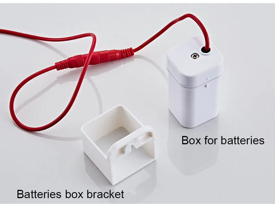 Batteriekasten-Ersatzteil aus weißem Kunststoff für den Küchenarmaturensensor mit angekabeltem rotem Kabel, dargestellt von der Rückseite.