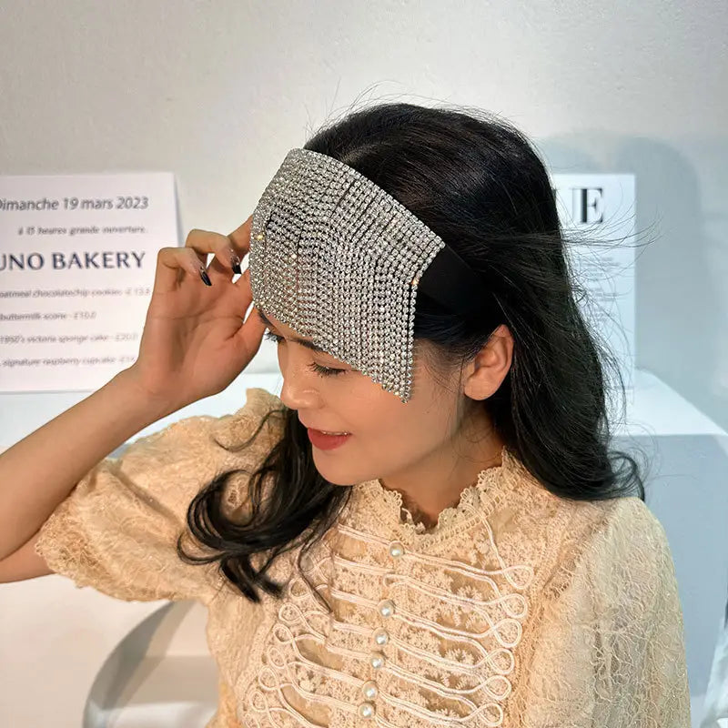 Bandeau en strass argenté étincelant au design géométrique angulaire, pour une coiffure de mariée raffinée.