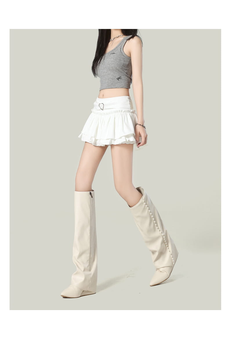 white pleated y2k ruffled high waist mini skirt with heart-shaped metal buckle at the waist