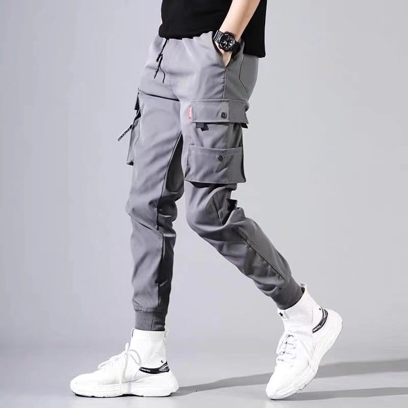 Herren-Cargohose in Schwarz mit mehreren Taschen und zulaufender Beinform, geeignet für Freizeitkleidung aus strapazierfähigem Stoff