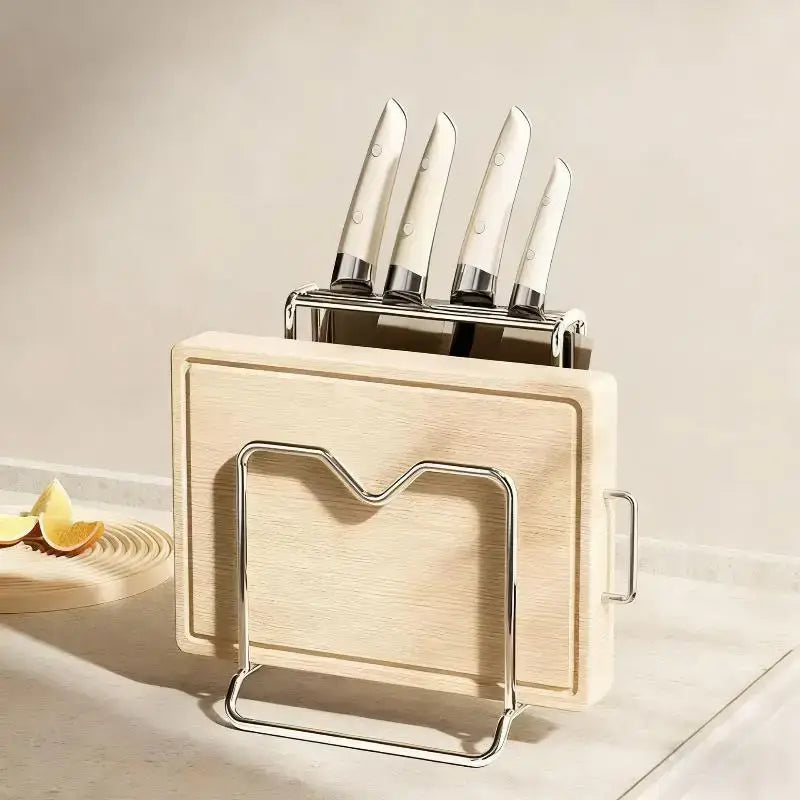Organisateur de couteaux de cuisine avec support pour planche à découper, comprenant une planche à découper en bois de teinte claire, un support chromé élégant et quatre couteaux à poignées blanches et lames argentées.