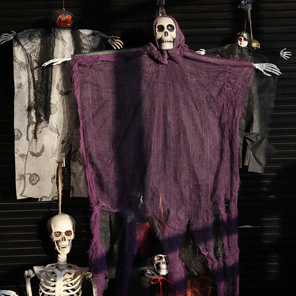 Décoration d’Halloween de fantôme squelettique suspendu, présentant un tissu violet déchiré, une tête de crâne et des mains squelettiques.
