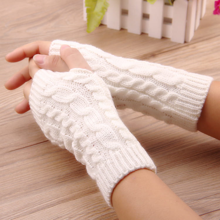 Weiße, gestrickte fingerlose Handschuhe mit Zopfmuster, für Frauen entworfen; gestrickte fingerlose Handschuhe mit Zopfmuster als Winterstulpen.