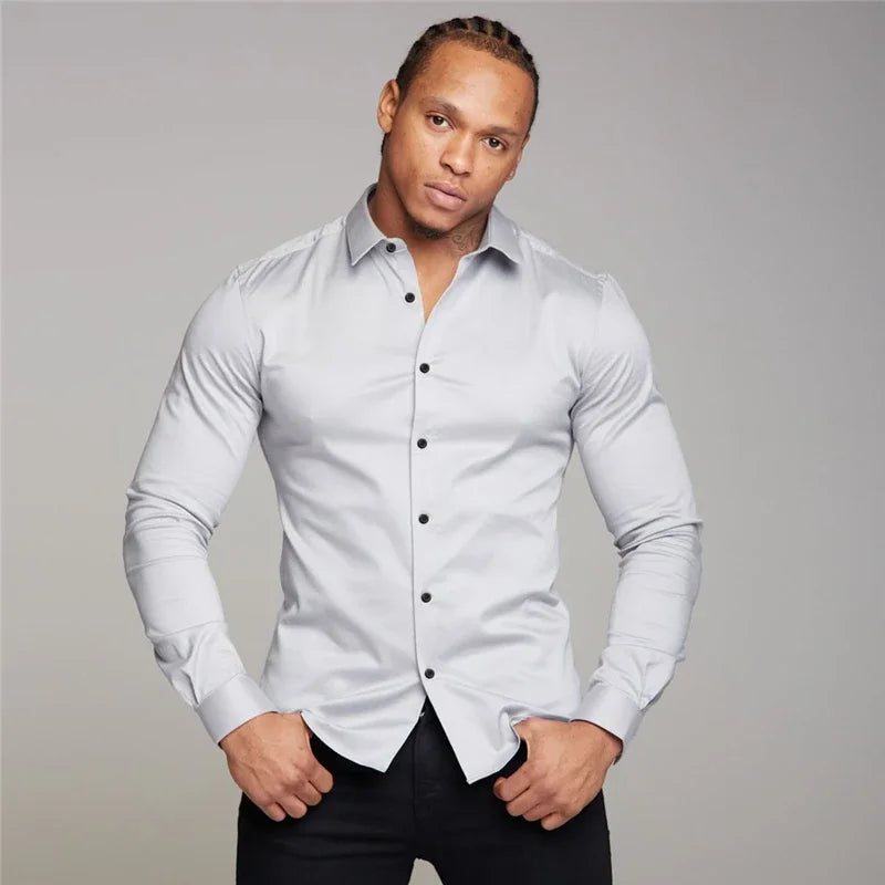 Chemise habillée ajustée pour hommes, coupe muscle, gris clair élégante, avec des boutons noirs et des manches longues, conçue pour un style de boutonnage à patte slim.