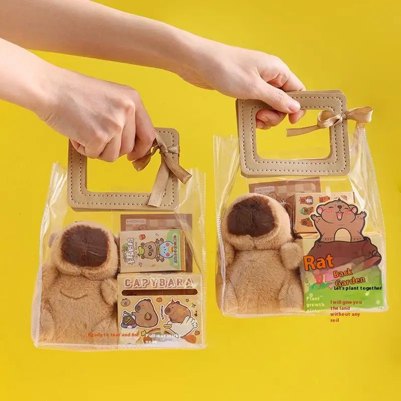 Beiger Kunstledergriff mit Schleife an einer durchsichtigen Plastiktüte mit Plüsch-Rattenspielzeugen aus dem Capybara-Schreibwaren-Set, kawaii, Geschenkartikel für Studierende