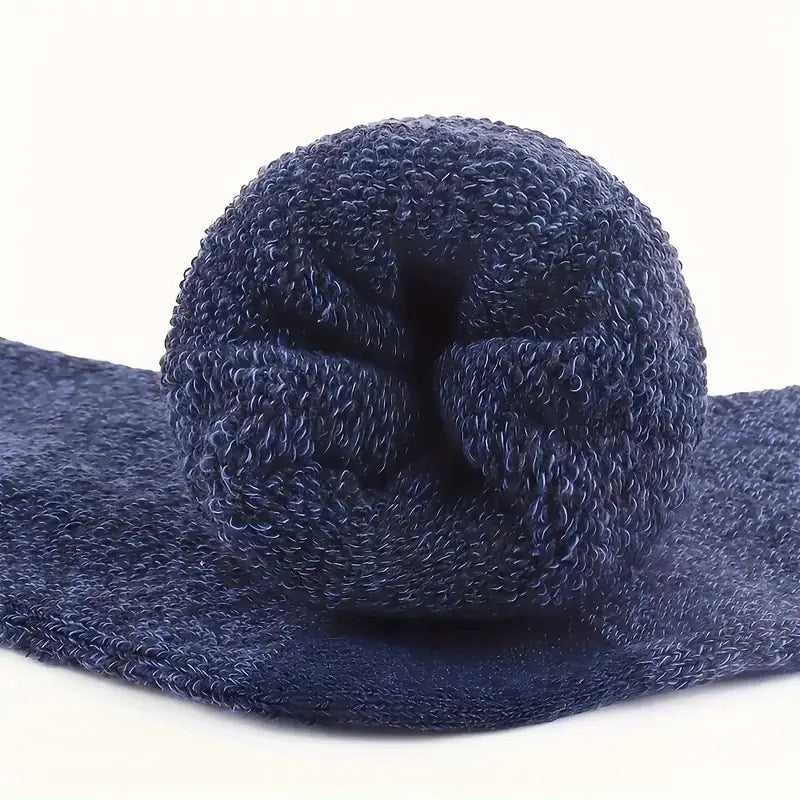 Une chaussette d’hiver thermique pour homme en tricot bleu marine, douce et moelleuse, avec une surface texturée confortable, conçue pour apporter chaleur et bien-être.
