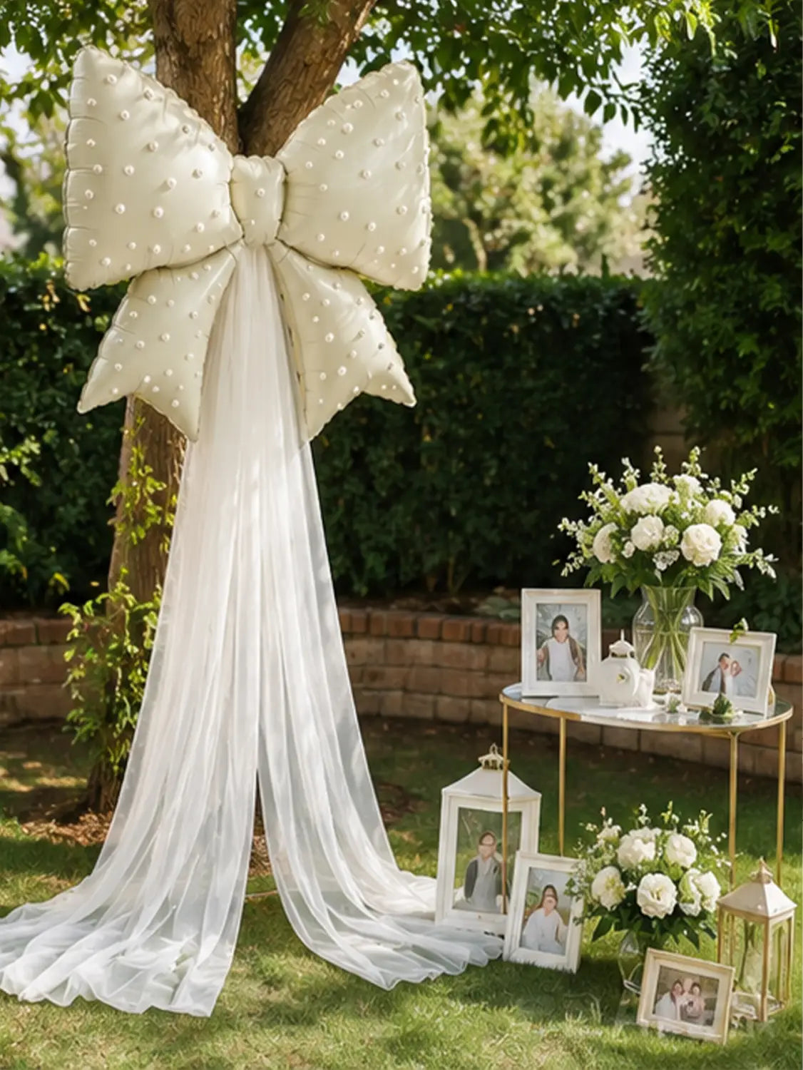 Ensemble de nœud pour ballon de mariage et décoration en tulle, comprenant un grand nœud décoratif de couleur crème, avec ornements de perles et une traîne de tulle transparente et fluide.