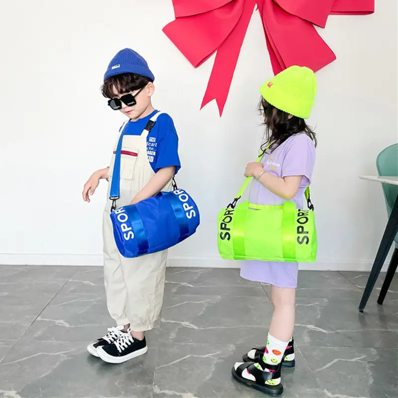 Blaue und Neon-Grüne Kinder-Sport-Reise-Sporttaschen mit Sportbeschriftung, entworfen für Reise-, Gym- und Crossbody-Nutzung.