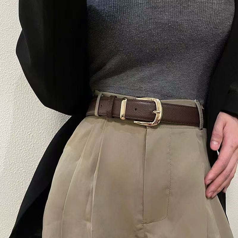 Ceinture pour femme en cuir marron avec boucle à tons dorés, conçue comme accessoire décontracté pour jeans en PU.