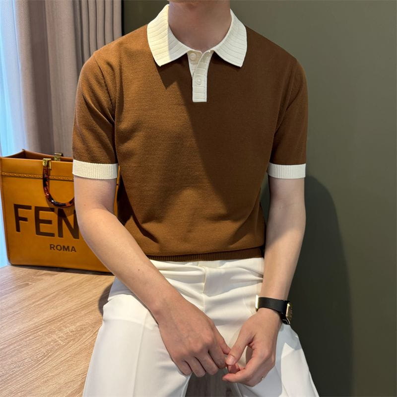 Camiseta tipo polo de punto con bloques de color marrón con cuello blanco y puños de las mangas, diseñada para uso casual.
