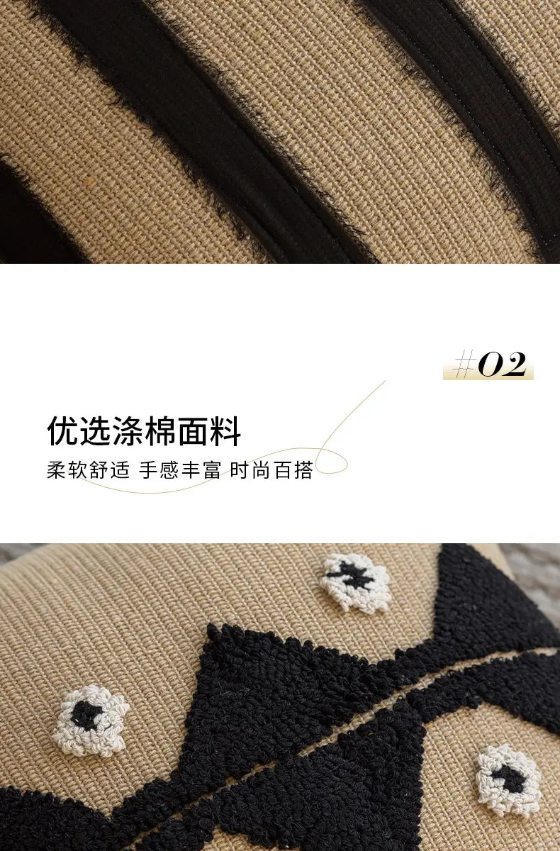 Housse de coussin bohème beige et noire en maille texturée, avec des accents floraux brodés, pour la décoration du salon.