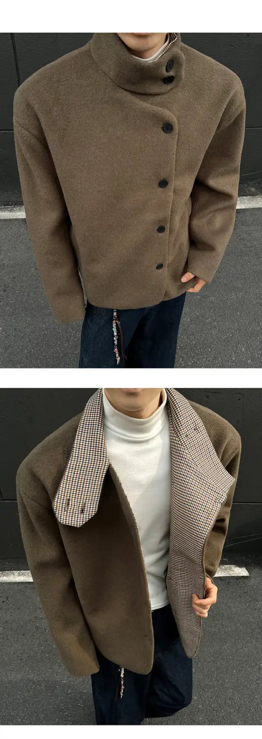 Veste d’hiver en laine marron pour homme, coupe slim, col montant avec col haut et doublure intérieure à carreaux contrastants.