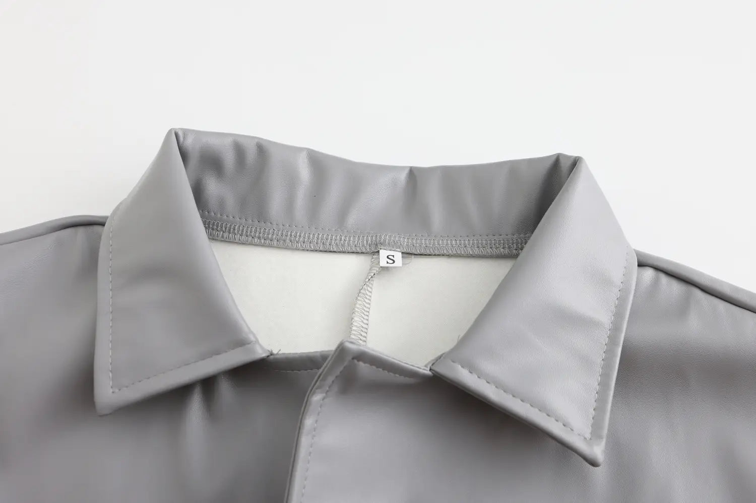 chemise à col en simili cuir gris avec un léger éclat et des coutures soignées, présentée dans la collection longues vestes en cuir goth pour hommes