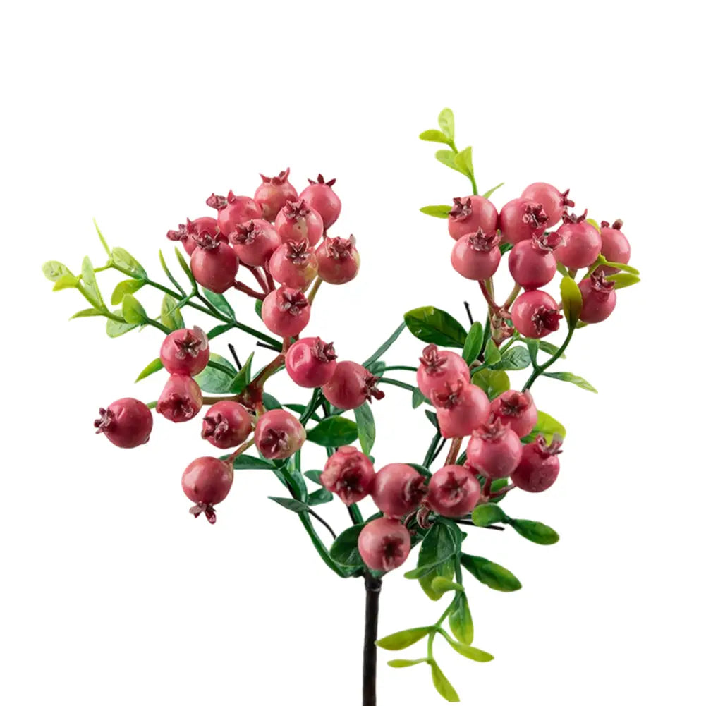 Un bouquet de fleurs de baie artificielles simulées roses avec des feuilles vertes sur une tige en mousse noire, pour la décoration de la maison et des mariages.