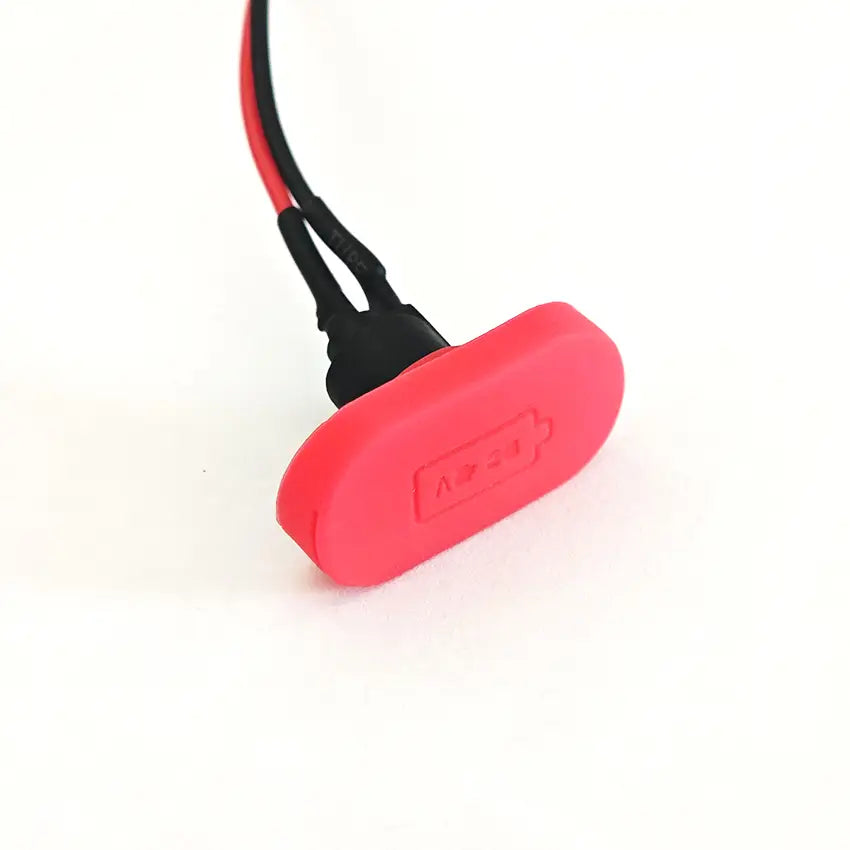 Tapa de batería de silicona rosa con conector negro y cables rojo y negro para el puerto de carga del patinete Xiaomi M365 con cubierta impermeable.