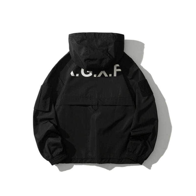Veste tactique techwear noire à capuche, avec matériau imperméable et lettrage g.a.f blanc au dos.