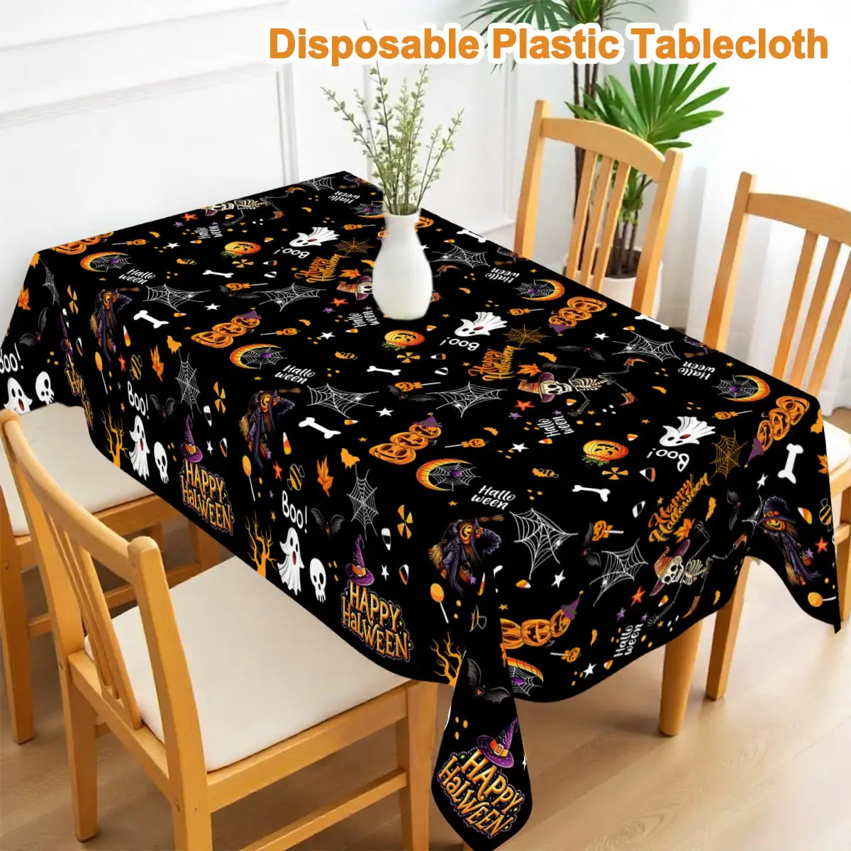 Nappe de table jetable en plastique noir pour Halloween 130x220 cm, présentant des graphismes thématiques d’Halloween orange, blanc et violet, avec les expressions « Happy Halloween » et « Boo » réparties sur toute la surface.