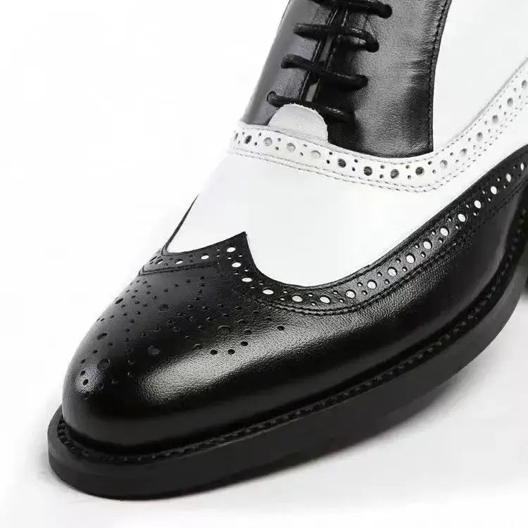 Zapatos de vestir tipo Oxford bicolor con costuras brogue para hombre en cuero negro y blanco con detalles perforados.