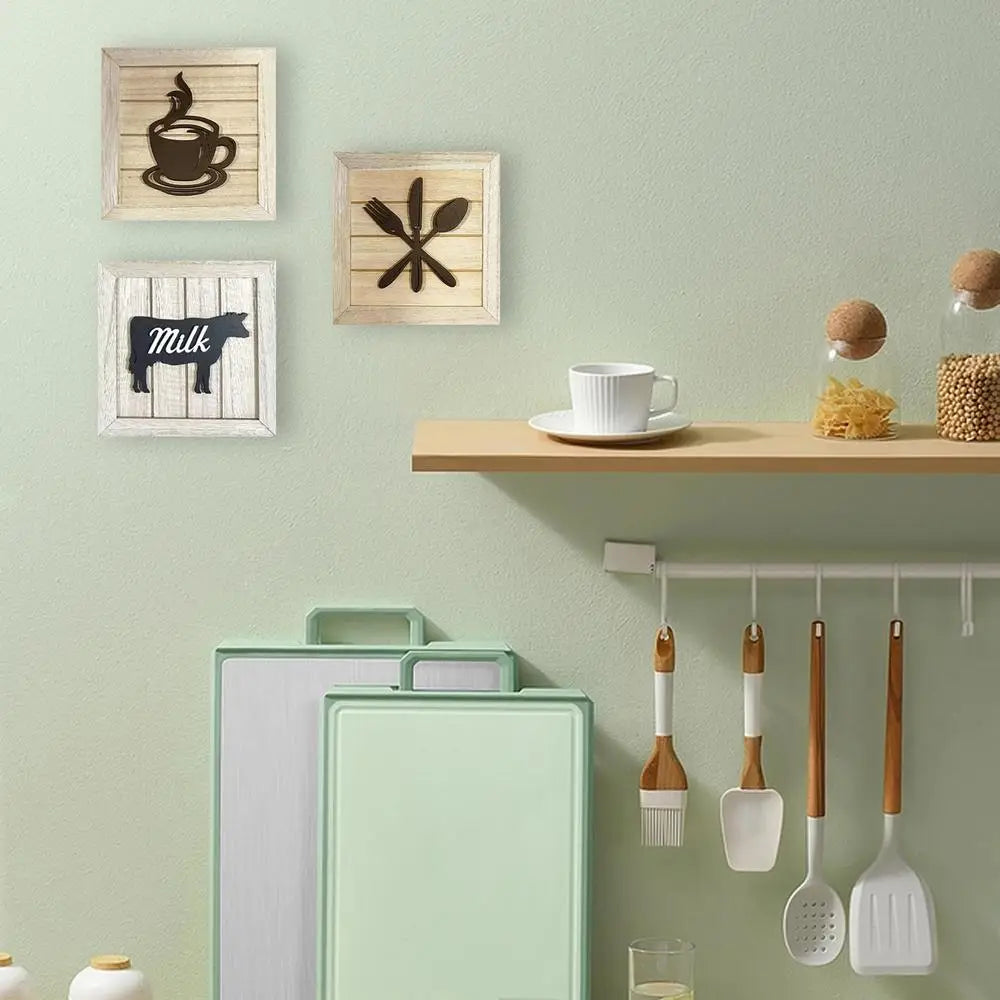 Planche à découper en plastique vert menthe avec un intérieur blanc et une poignée, présentée comme partie d’un ensemble de décoration de cuisine rustique en bois encadré en 3 pièces.