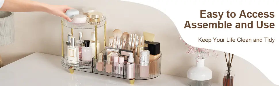 Plateau de rangement pour maquillage rotatif en acrylique transparent, avec des accents en métal de ton doré et une conception circulaire étagée, pour le rangement des produits cosmétiques.