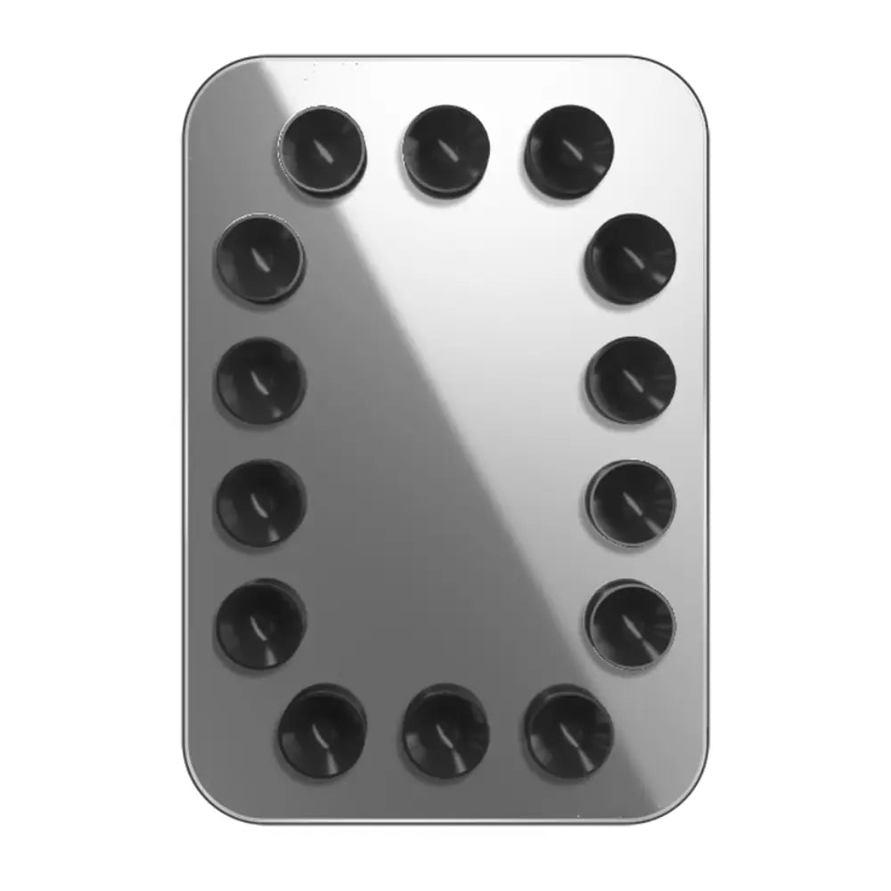 Un support de téléphone magnétique à ventouse rectangulaire argenté pour iPhone Pro Max, à la surface réfléchissante et élégante, avec douze ventouses circulaires noires disposées en deux rangées sur la face arrière.