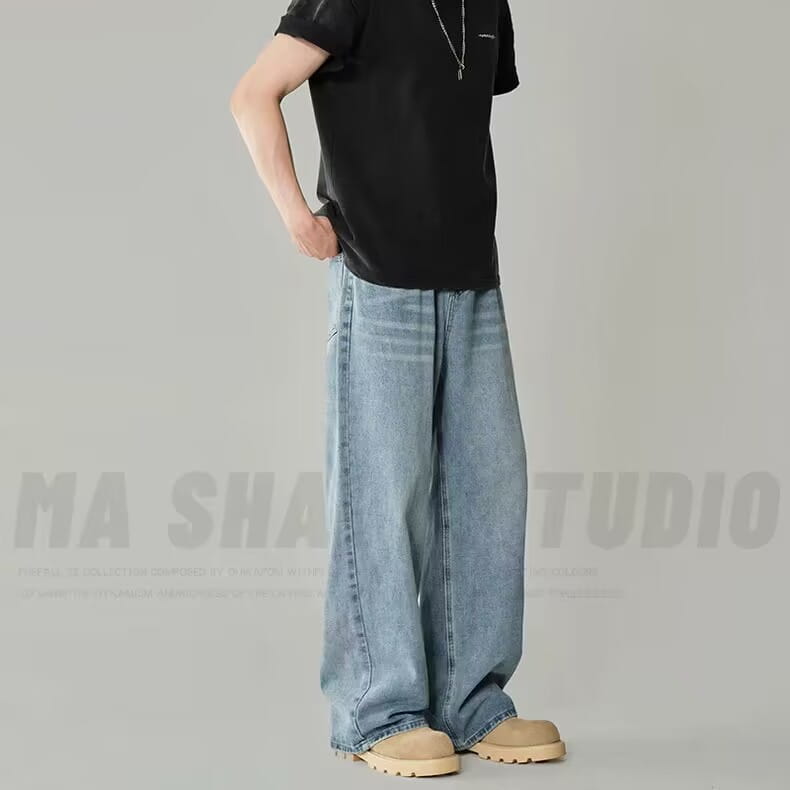 ライトウォッシュデニムのメンズ向けワイドレッグダメージ加工デニムジーンズで、リラックスしたストレートカットのシルエット。