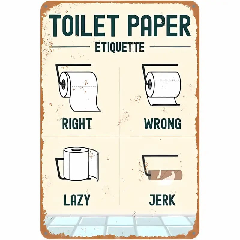 Vintage-Metall-Wandschild-Dekoration für das Badezimmer mit beigem Hintergrund und verrosteten Rändern, mit schwarzem Text: Toilettenpapier-Etikette sowie vier illustrierten Szenen, beschriftet mit „richtig“, „falsch“, „faul“ und „jer“