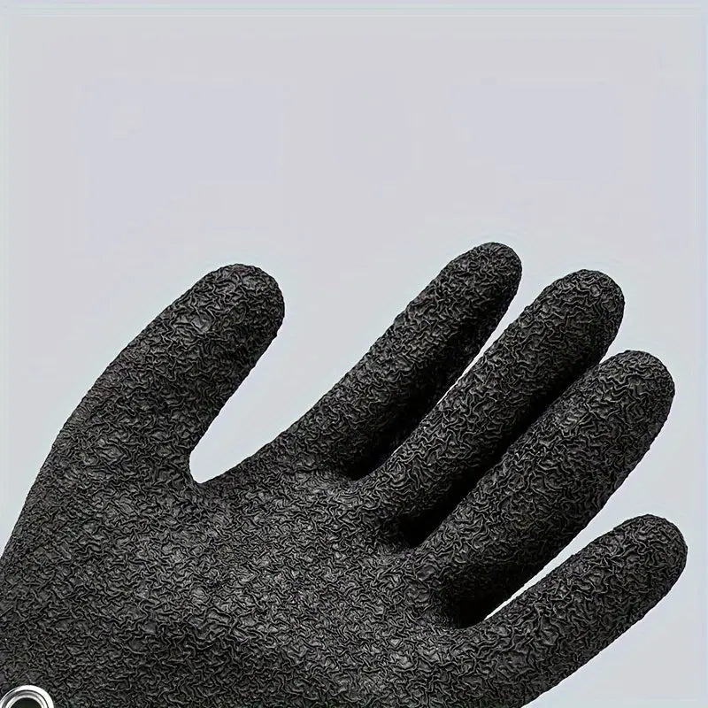 Gant de pêche imperméable noir texturé avec surface robuste à reliefs façon galets et prise antidérapante, présenté du côté arrière.