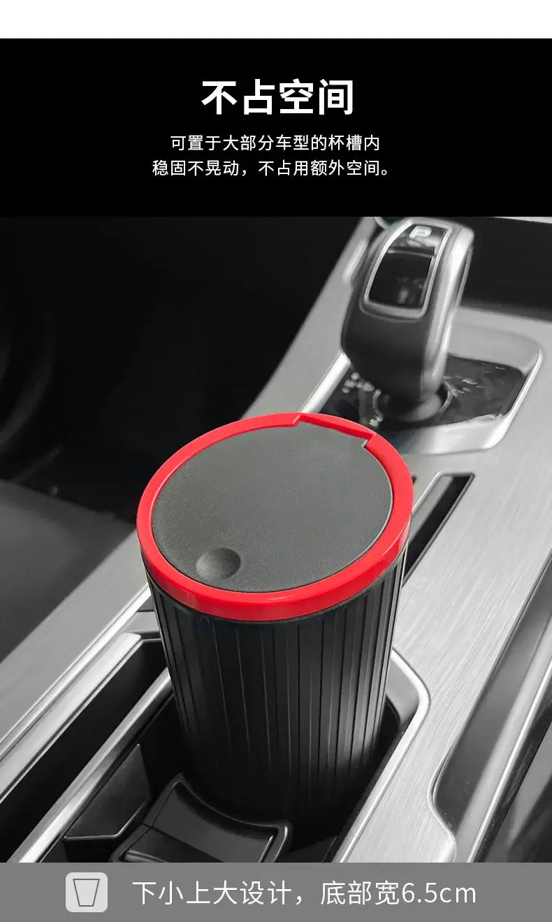 papelera cubo de almacenamiento para basura del automóvil de tipo de prensado negra y roja con diseño cilíndrico acanalado, mostrada desde un ángulo frontal ligeramente inclinado, diseñada para encajar en la consola central de un vehículo