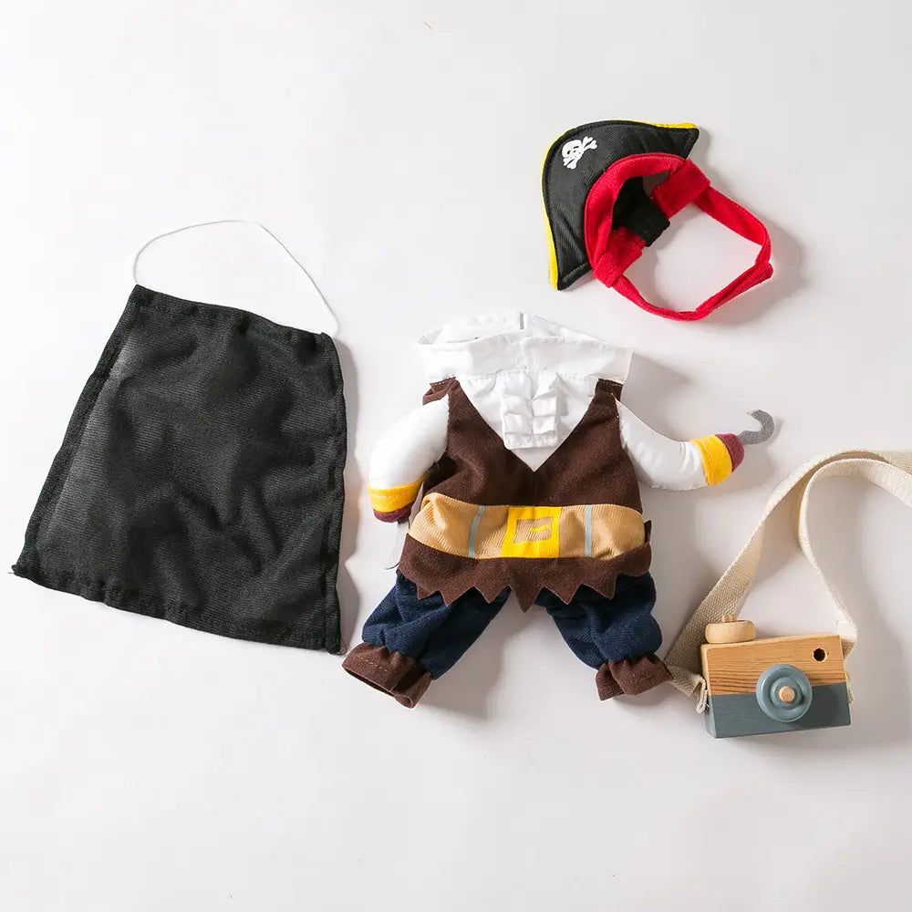 Braunes und gelbes Piratenhundekostüm mit schwarzem Hut, weißem Hemd, blauen Hosen und Holz-Kamera-Zubehör für kleine Haustiere