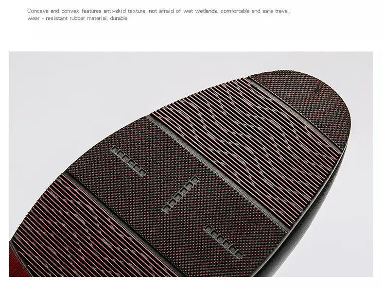Herren-Lederslipper im eleganten Stil mit goldfarbenen Schnallen; dunkle braune Gummisohle mit strukturiertem Anti-Rutsch-Muster und geprägtem Markenlogo.