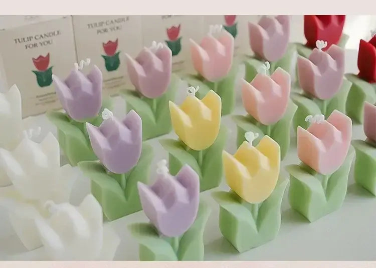 淡いパステルカラーのチューリップの香り付きキャンドルで、緑色の蝋の茎と葉を備え、審美的な室内装飾として設計されています。