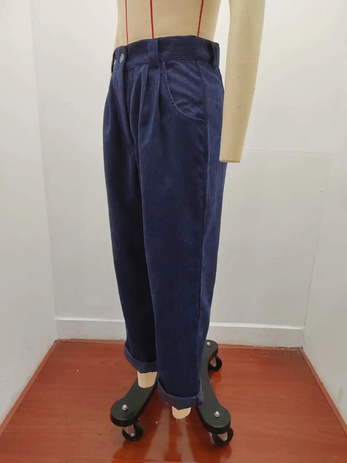Pantalon en velours côtelé bleu foncé taille haute ample avec bas retroussés.