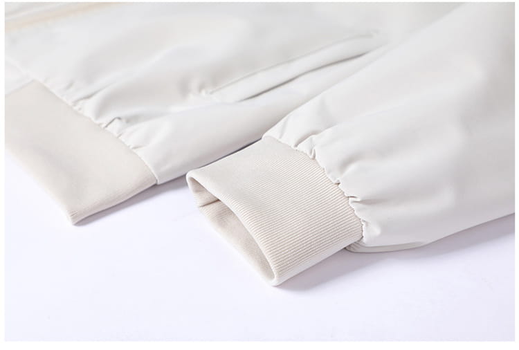 Chaqueta bomber cortavientos ligera para hombre en color crema con cuello vuelto y puños acanalados.