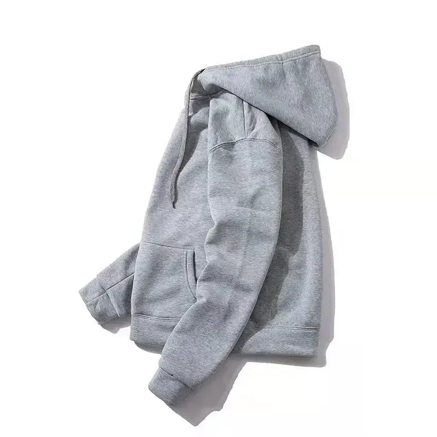 Weicher grauer melierter Stussy-Graffiti-Pullover mit Kapuze mit Kordelzug und Fronttasche, ausgelegt für lässige Herrenbekleidung.