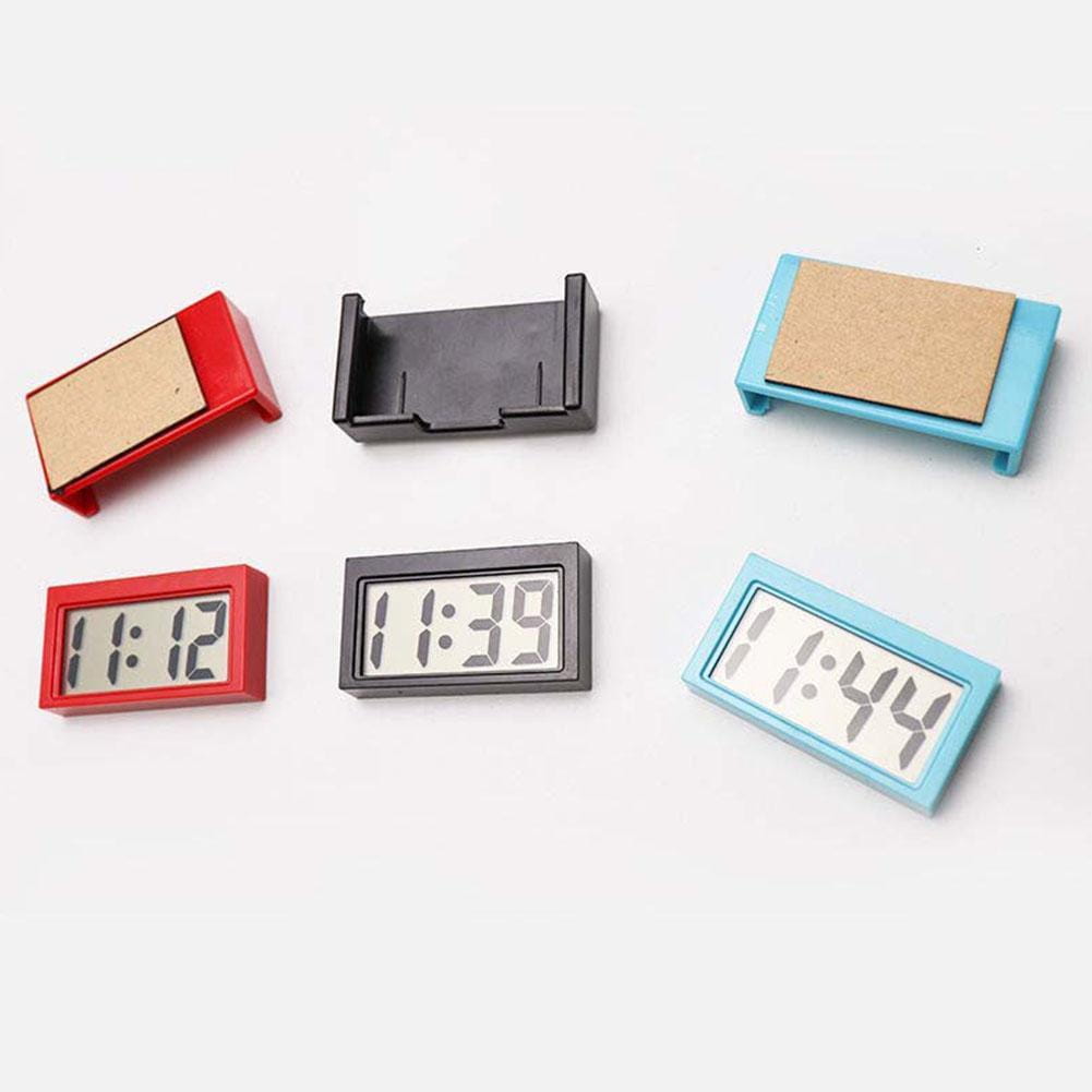 Set bunter digitaler Autouhren mit magnetischen Rückseiten und rechteckigen LCD-Displays zur Anzeige der Fahrzeituhrzeit im Armaturenbrett.