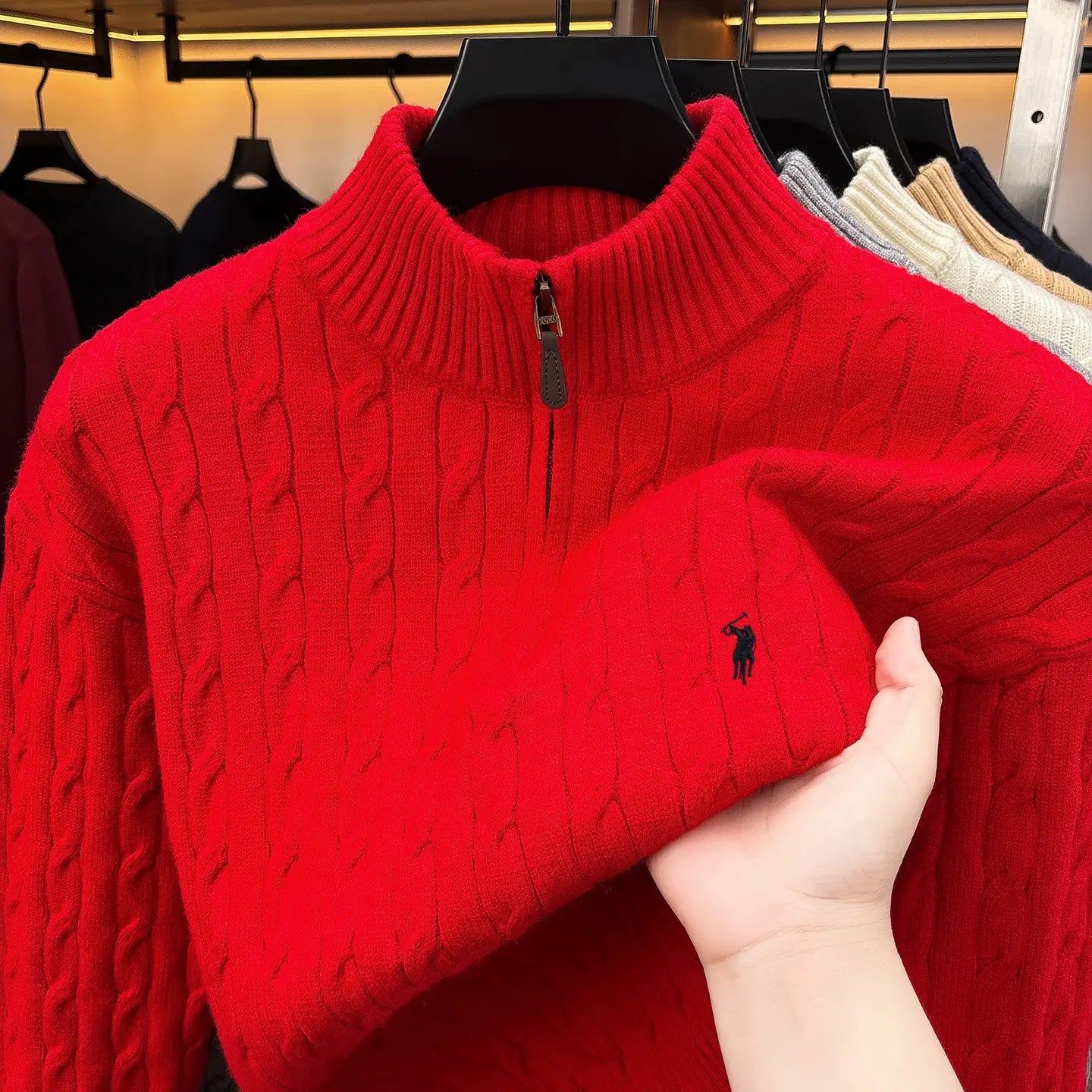 Herren-Designer-Sweater aus kräftigem Rot mit Zopfmuster und halbem Reißverschluss, mit schwarzem besticktem Polo-Ralph-Lauren-Logo auf der Brust.