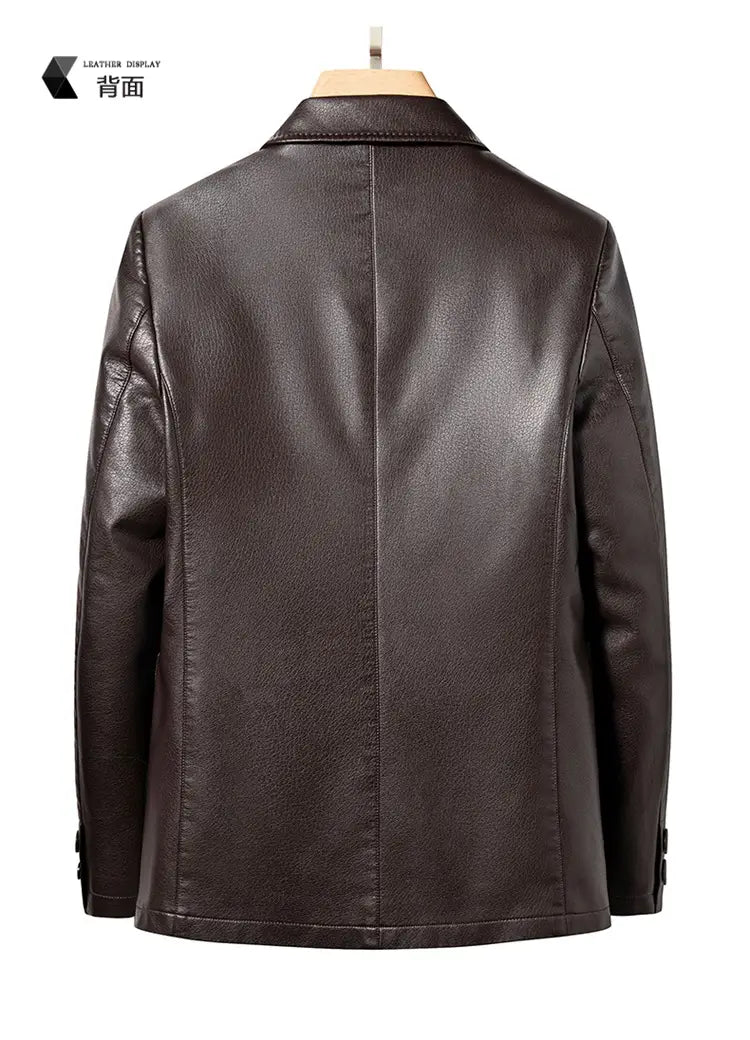 Blazer en simili cuir marron foncé pour homme, avec un col classique et des épaules structurées, conçu comme une veste d’hiver coupe ajustée.