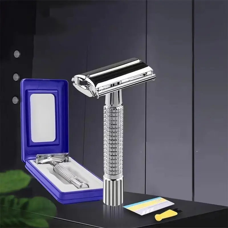 男性用の、テクスチャー付きグリップのハンドルを備えた光沢のあるクロム仕上げのステンレス鋼製セーフティレザーで、青色のプレゼンテーションケースに、対応する交換用刃とともに収められています。