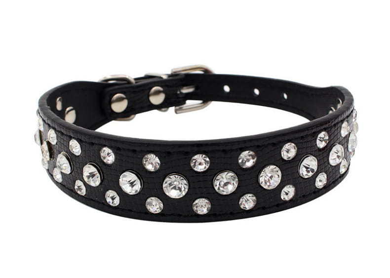 Schwarzes Leder-Hundehalsband mit klaren Strasssteinen und Metallbeschlägen in Silberoptik, ausgelegt für kleine Hunde und Katzen